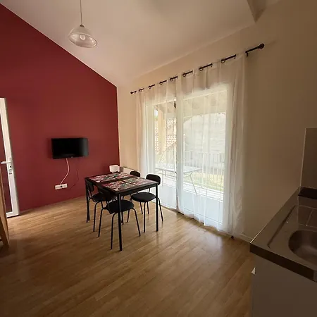 Village De Bretou * 埃梅